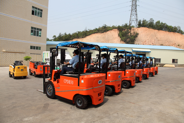 電動(dòng)叉車鋰電池組和內(nèi)燃叉車又那些區(qū)別及應(yīng)用